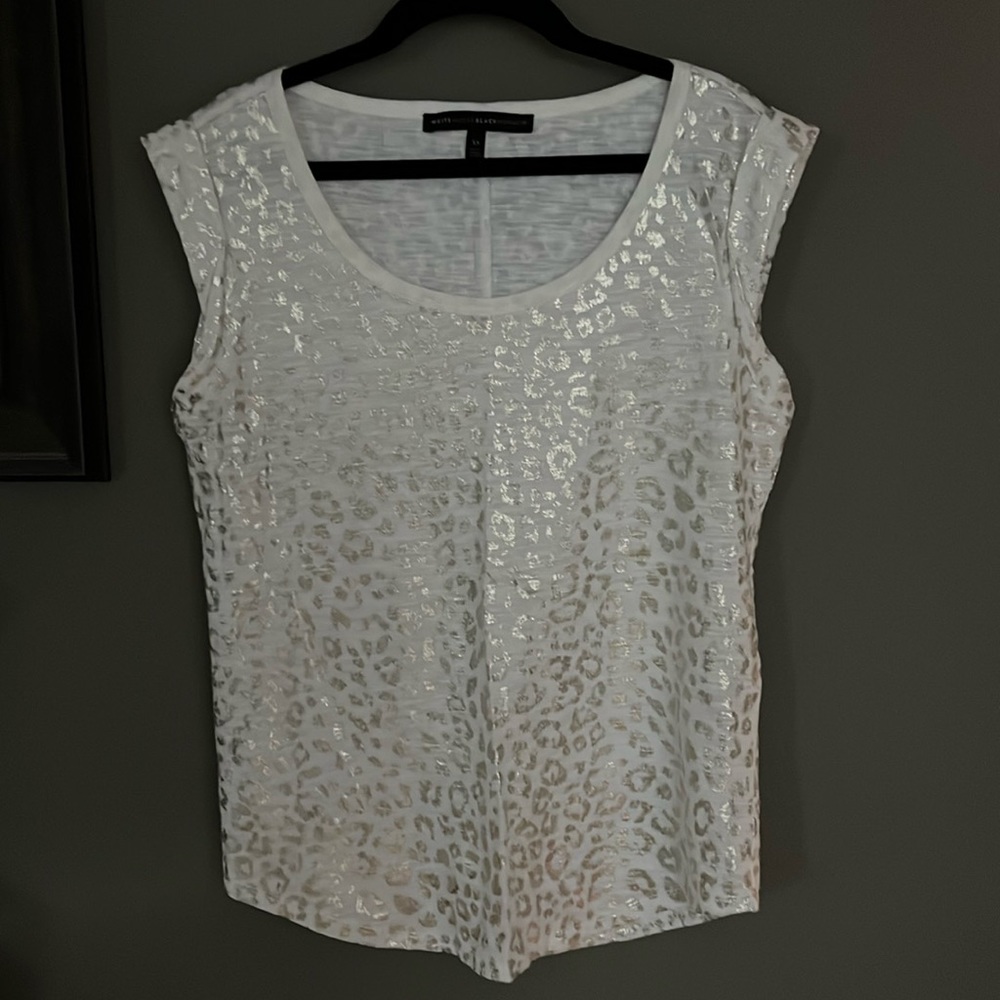 White House Black Market Scoop Neck Tee shirt Sz XS gold foil animal print ❤️